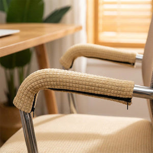 Housse d'accoudoir beige installée sur l'accoudoir d'une chaise de bureau dans un bureau lumineux