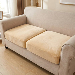 Housse de canapé en velours beige fitted sur des coussins d'assise dans un salon lumineux