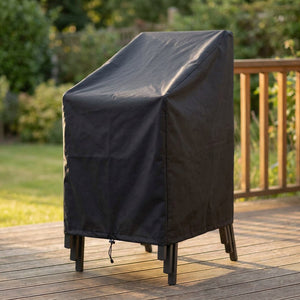 Housse de chaise de jardin noire empilable posée sur des chaises en extérieur