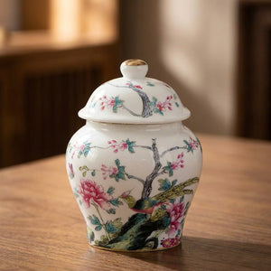 Pot à thé en porcelaine chinoise colorée motifs oiseaux et fleurs posé sur bois