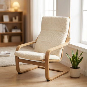 Housse de fauteuil beige à motif jacquard tissée sur un fauteuil à accoudoirs en bois dans un salon lumineux