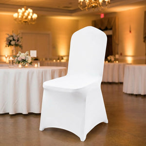 Housse de chaise blanche extensible installée sur une chaise dans une salle de réception chaleureuse