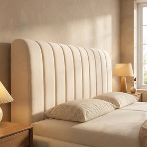 Housse de tête de lit beige capitonnée installée sur un lit avec oreillers dans une chambre chaleureuse