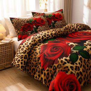 Parure de lit aux roses rouges sur imprimé léopard installée sur un lit dans une chambre chaleureuse