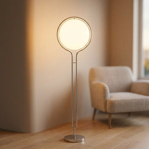 Lampadaire sur socle à boule acrylique blanche allumé dans un salon moderne chaleureux