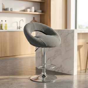 Housse de tabouret de bar demi-lune extensible en tissu gris sur un tabouret haut dans une cuisine moderne
