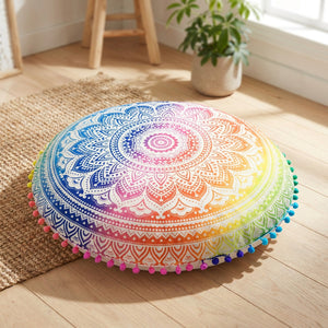 Coussin de sol rond à motif mandala coloré posé sur un tapis dans un salon bohème lumineux