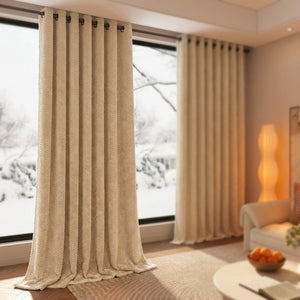 Rideau beige chevron occultant suspendu devant une fenêtre avec vue enneigée