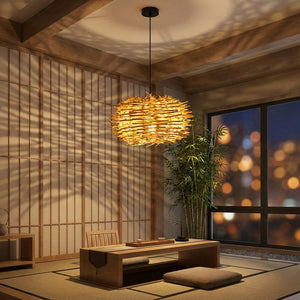 Suspension nid en rotin naturel allumée dans un salon japonais avec ombres organiques sur les murs