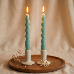 Bougies spirales torsadées cire de soja sur plateau bois avec fleurs séchées