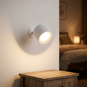Applique murale blanche double tête allumée diffusant une lumière chaude dans une chambre