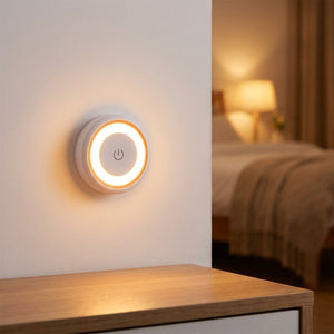 Applique murale ronde blanche allumée avec une lumière chaude dans une chambre