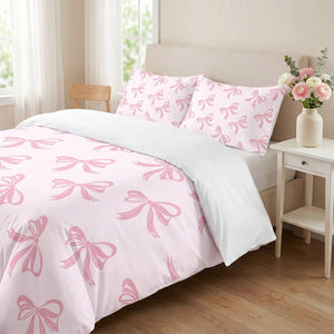 Parure de lit à nœuds roses installée sur un lit dans une chambre lumineuse et douce
