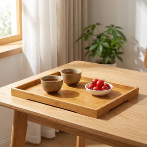Plateau de service en bambou naturel rectangulaire sur table en chêne avec tasses à thé