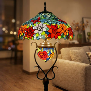 Lampadaire style Tiffany avec abat-jour en vitrail floral allumé dans un salon chaleureux