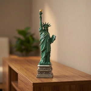 Statue de la Liberté verte en résine avec flambeau doré posée sur une console en bois