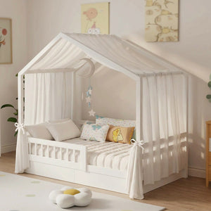 Ciel de lit cabane en mousseline blanche drapé sur un lit cabane en bois dans une chambre d'enfant lumineuse