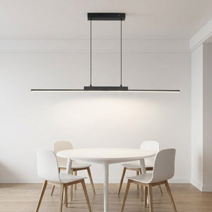 Lustre suspendu moderne aluminium noir LED dans un salon contemporain