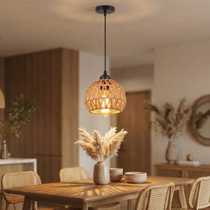 Suspension en corde de chanvre tressée beige allumée au-dessus d'une table en bois dans une cuisine chaleureuse