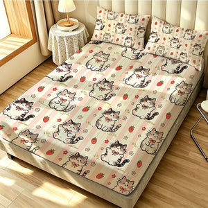 Parure de lit enfant à chatons gris et fraises sur un lit dans une chambre lumineuse
