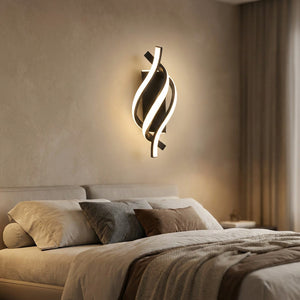 Applique murale LED spirale noire allumée dans une chambre
