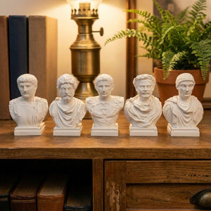 Collection de cinq bustes d empereurs romains en plâtre blanc alignés sur une étagère