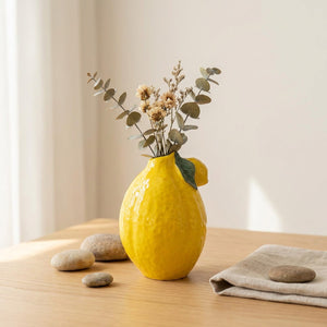Vase citron en céramique jaune avec fleurs séchées style nordique moderne