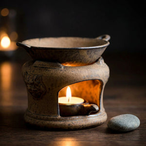 Brûleur d'arôme céramique vintage artisanal allumé
