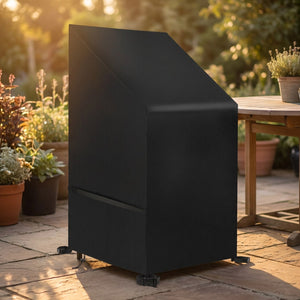 Housse de protection noire imperméable sur une pile de chaises de jardin sur une terrasse ensoleillée