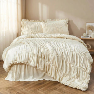 Parure de lit bohème chic beige froissée avec taies assorties sur un lit fait dans une chambre lumineuse
