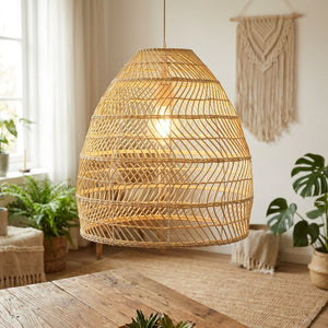 Suspension en rotin tressé forme cloche allumée au-dessus d'une table dans un salon chaleureux