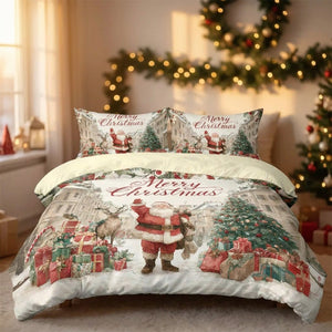 Housse de couette et taies imprimées Père Noël sur un lit fait dans une chambre chaleureuse