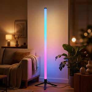 Lampadaire LED RGB d'ambiance en colonne lumineuse posé dans l'angle d'un salon moderne aux teintes colorées