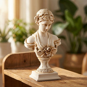 Buste de Vénus en résine style antique posé sur une table en bois dans un intérieur chaleureux