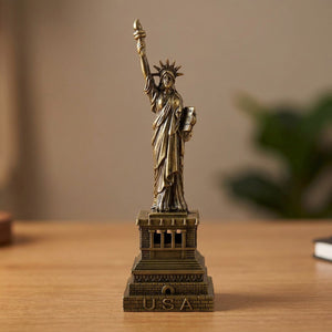Statue de la Liberté miniature en bronze posée sur un bureau en bois