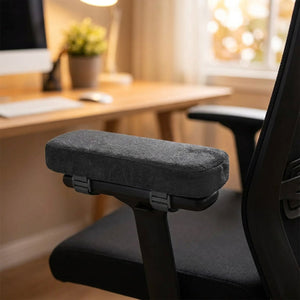 Coussinet noir en mousse à mémoire de forme fixé sur l'accoudoir d'une chaise de bureau