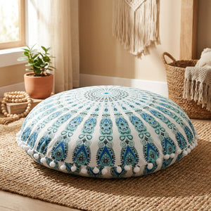 Housse de coussin ronde mandala bohème turquoise posée au sol dans un coin méditation cocooning