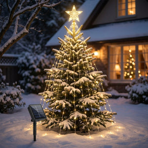 Guirlande lumineuse solaire de Noël en cascade avec étoile illuminant un sapin extérieur enneigé