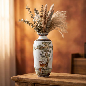Vase en céramique Jingdezhen avec scène cerf et pin posé sur console bois avec branches séchées et pampa