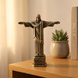 Statuette du Christ Rédempteur en métal bronze posée sur une étagère en bois dans un salon contemporain