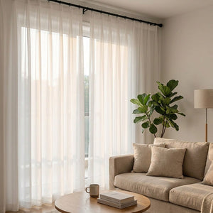 Voilage blanc en tulle transparent suspendu à une fenêtre dans un salon lumineux et moderne