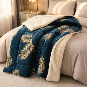 Couverture polaire à motif feuilles dorées drapée sur un lit dans une chambre chaleureuse