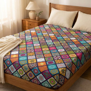 Drap housse à motifs mandala bohème multicolores sur un lit dans une chambre chaleureuse