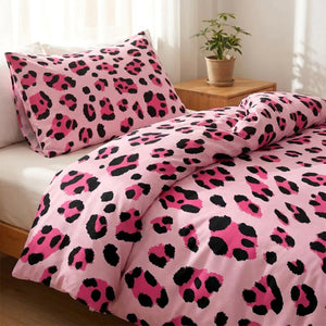 Parure de lit léopard rose en gros plan sur un lit fait dans une chambre chaleureuse