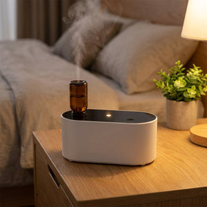 Diffuseur d'huile essentielle blanc sans eau posé sur une table de chevet avec une lumière douce