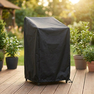 Housse de protection noire imperméable recouvrant des chaises de jardin empilées sur une terrasse en bois