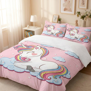 Parure de lit licorne arc-en-ciel rose installée sur un lit fait dans une chambre de fille lumineuse