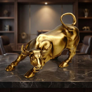 Statue taureau doré de Wall Street en résine posée sur un bureau en marbre