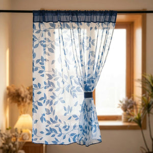 Voilage feuilles bleu suspendu à une tringle noire devant une fenêtre lumineuse