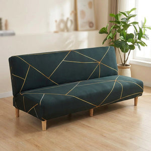 Housse de canapé extensible vert foncé à motif géométrique doré installée sur une banquette sans accoudoirs dans un salon lumineux